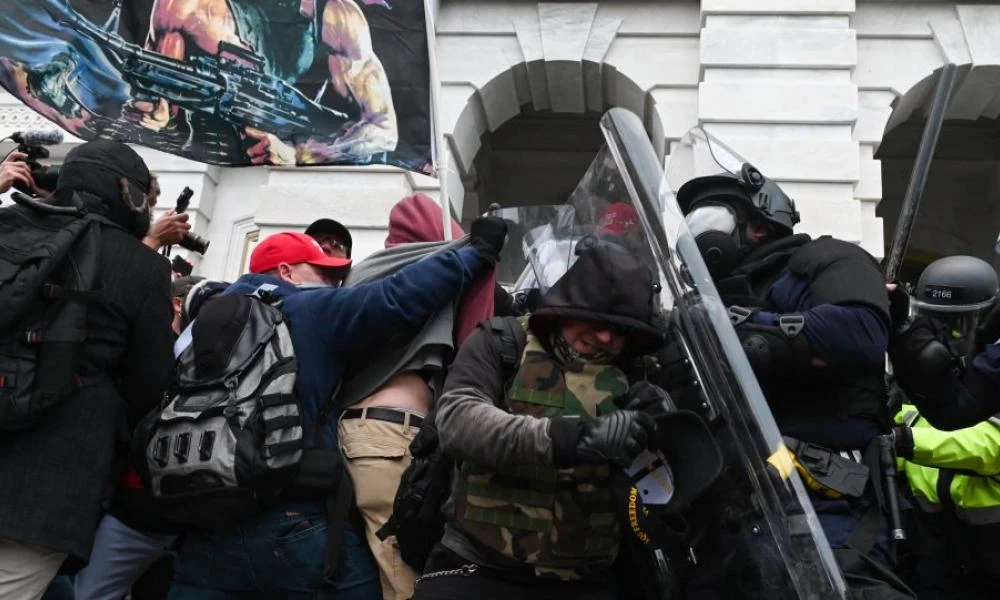 Μαρτυρία αστυνομικού από το Καπιτώλιο: Ήθελαν να με σκοτώσουν με το όπλο μου